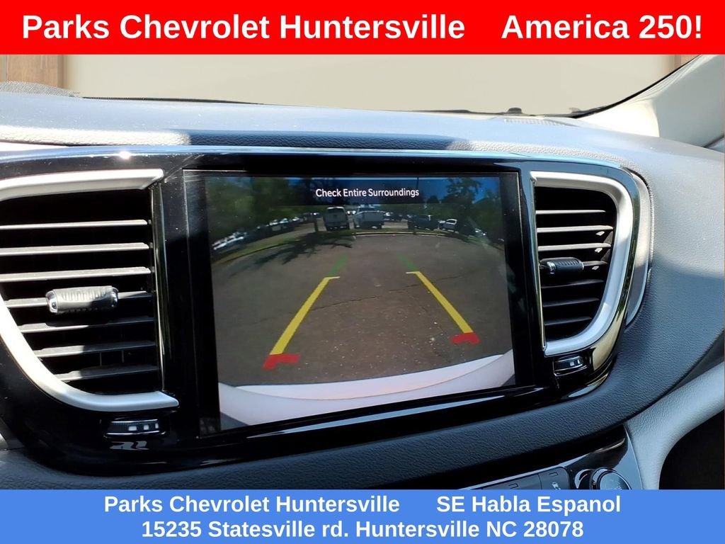 Used 2023 Chrysler Pacifica Touring-L FWD image 5