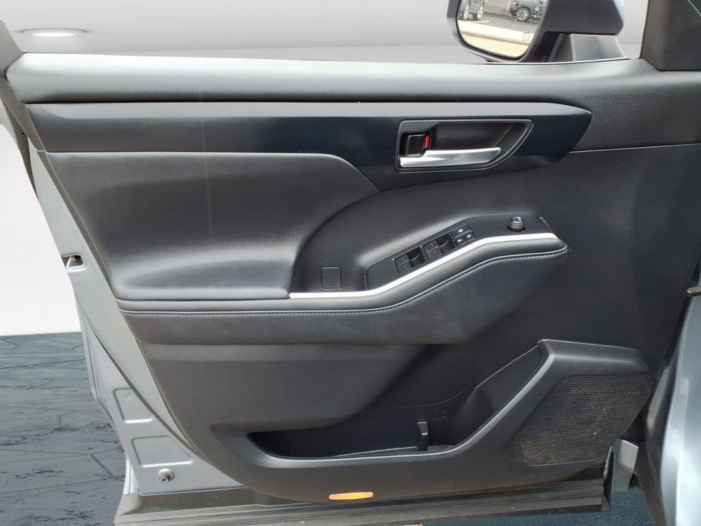 Used 2021 Toyota Highlander XLE image 7