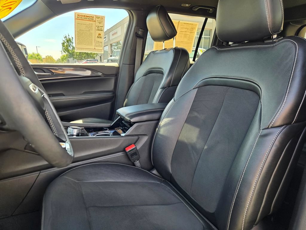 Used 2023 Jeep Grand Cherokee Altitude AWD/4WD image 19