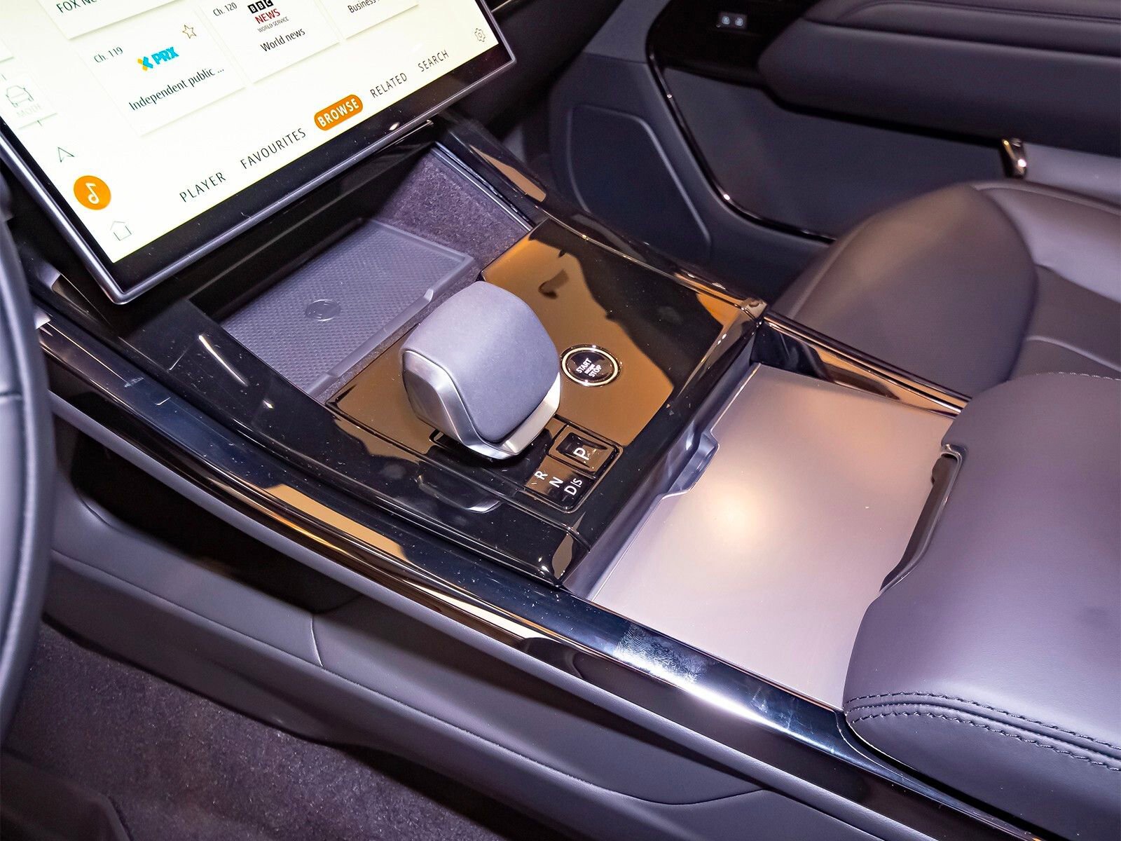 New 2025 Land Rover Range Rover Sport SE image 28