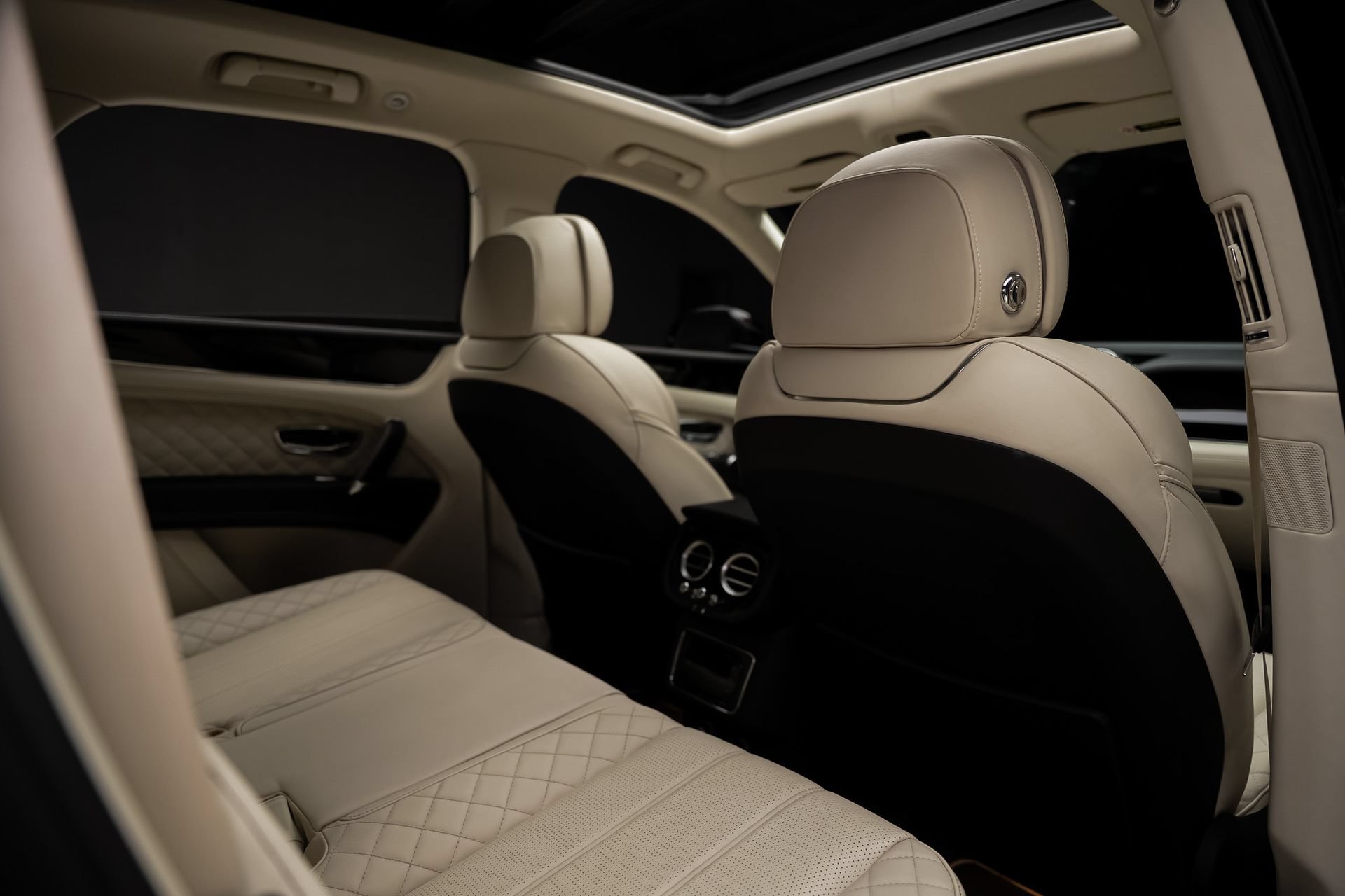 Used 2018 Bentley Bentayga AWD/4WD image 69