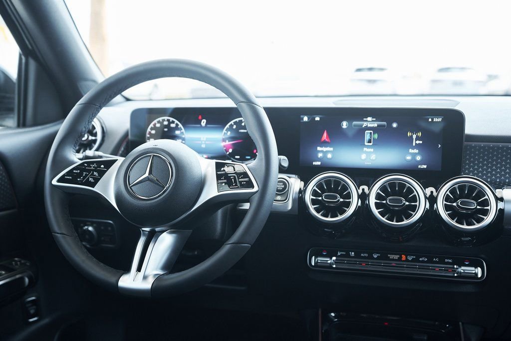 Used 2025 Mercedes-Benz GLB 250 4MATIC w/ Exclusive Package image 35