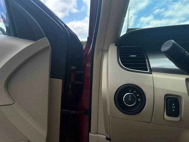 Used 2015 Ford Taurus SEL image 14