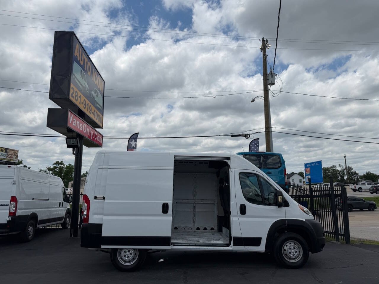 Used 2020 RAM ProMaster 2500 w/ Premium Appearance Group FWD image 4
