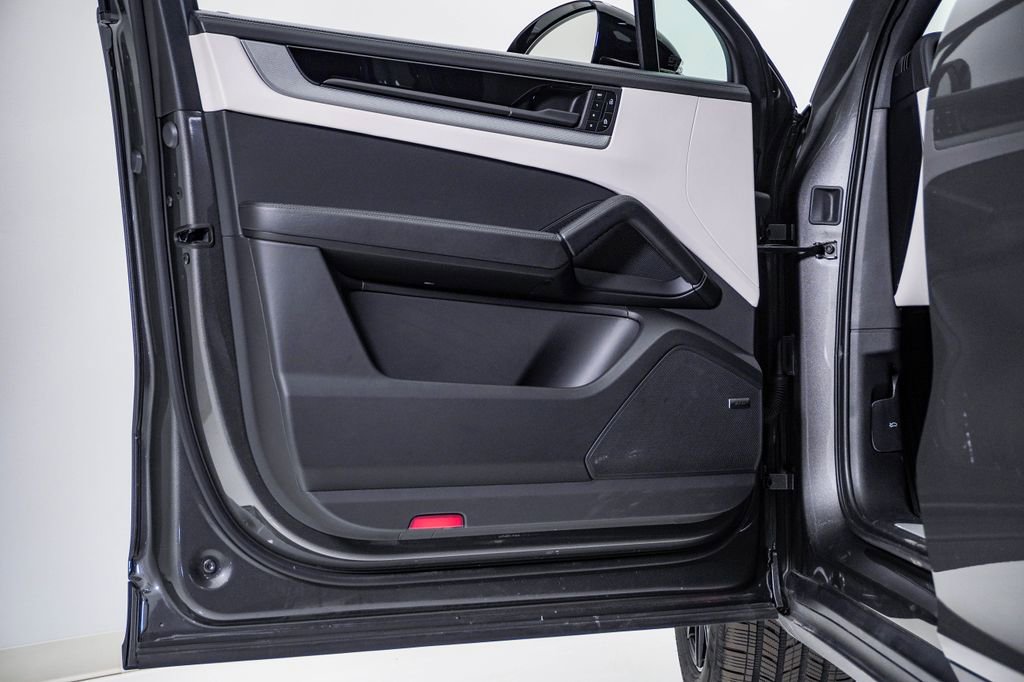 Certified 2025 Porsche Cayenne Coupe image 25