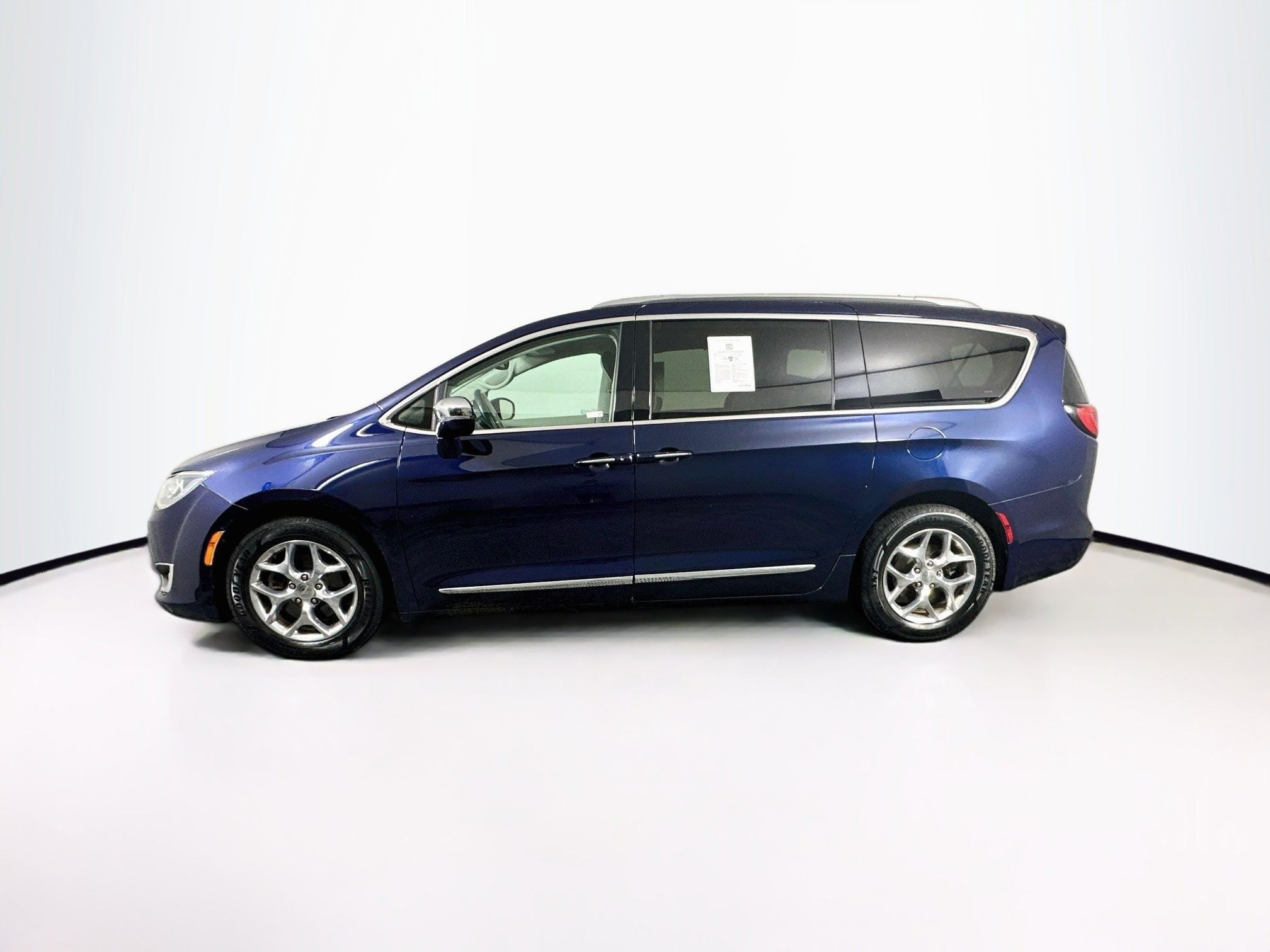 Used 2017 Chrysler Pacifica Limited FWD image 4