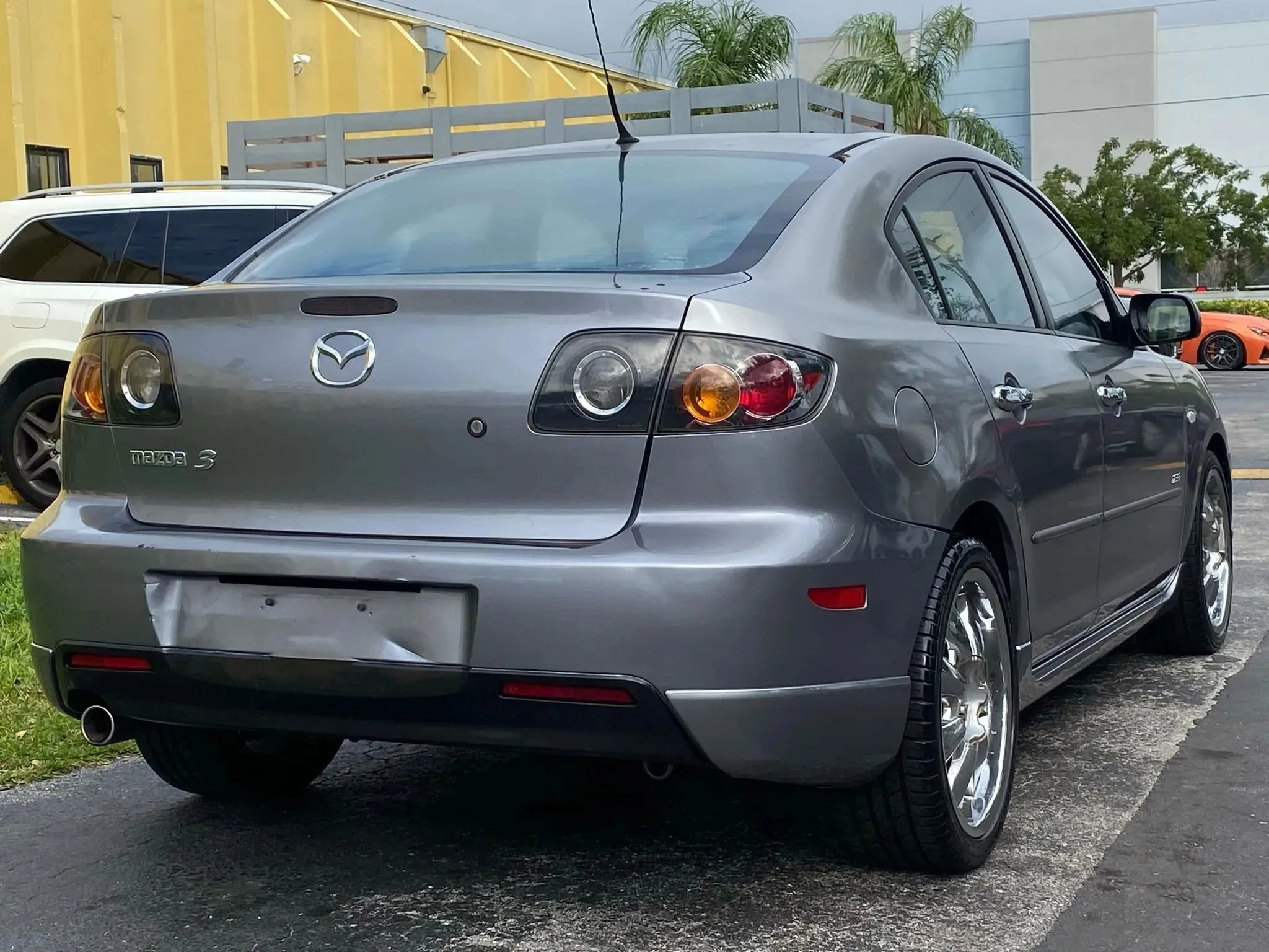Used 2005 MAZDA MAZDA3 s w/ Moonroof & 6-CD Pkg image 8