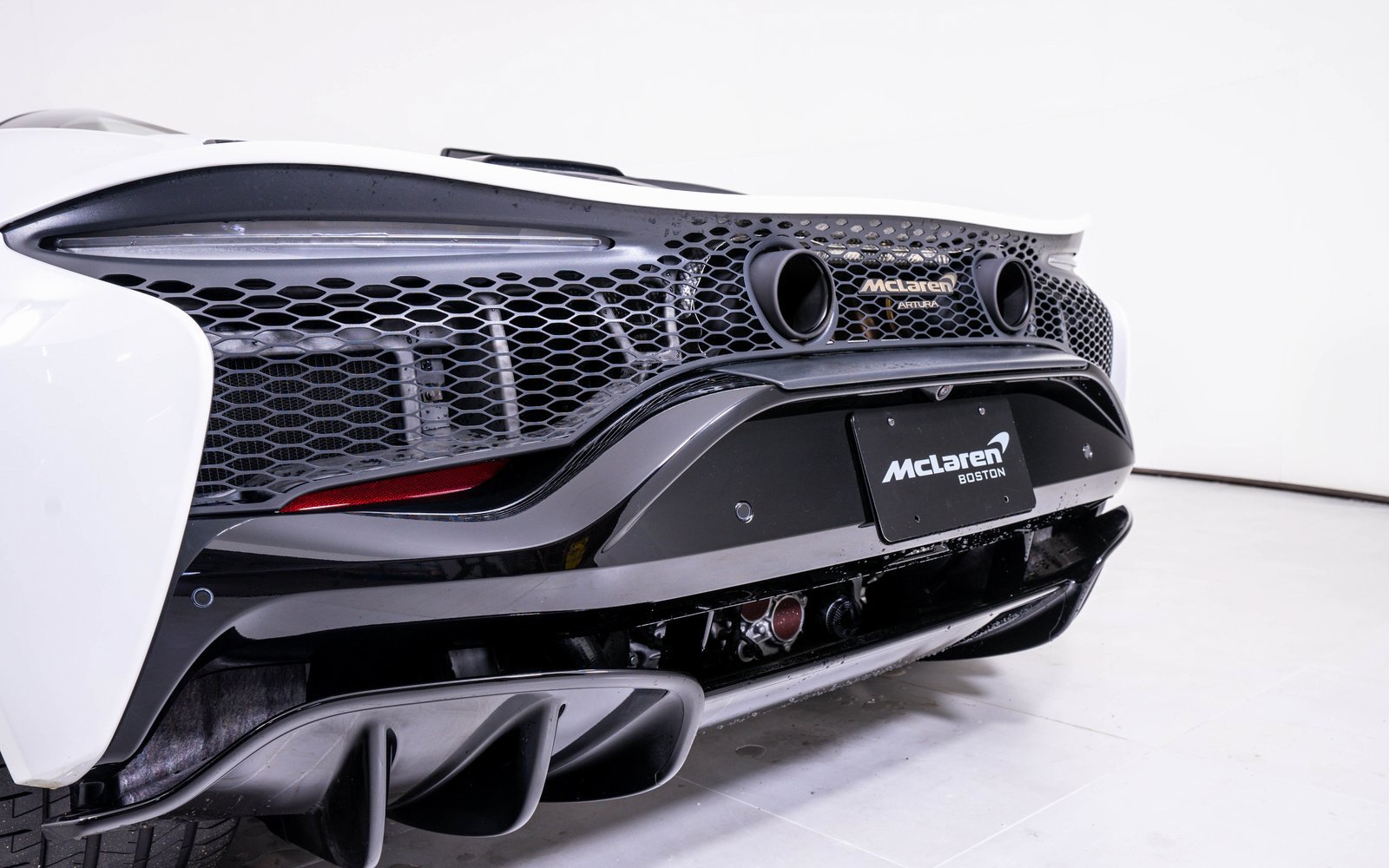 Used 2025 McLaren Artura Spider RWD image 13