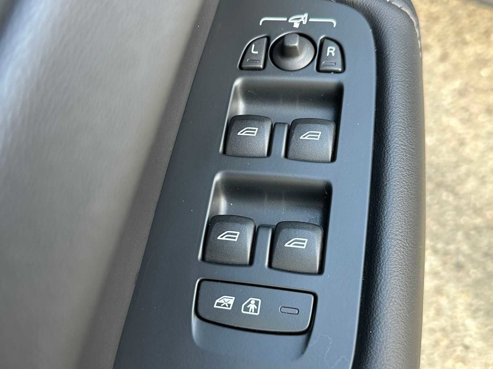 Certified 2023 Volvo XC60 T8 Ultimate w/ Climate Package image 21