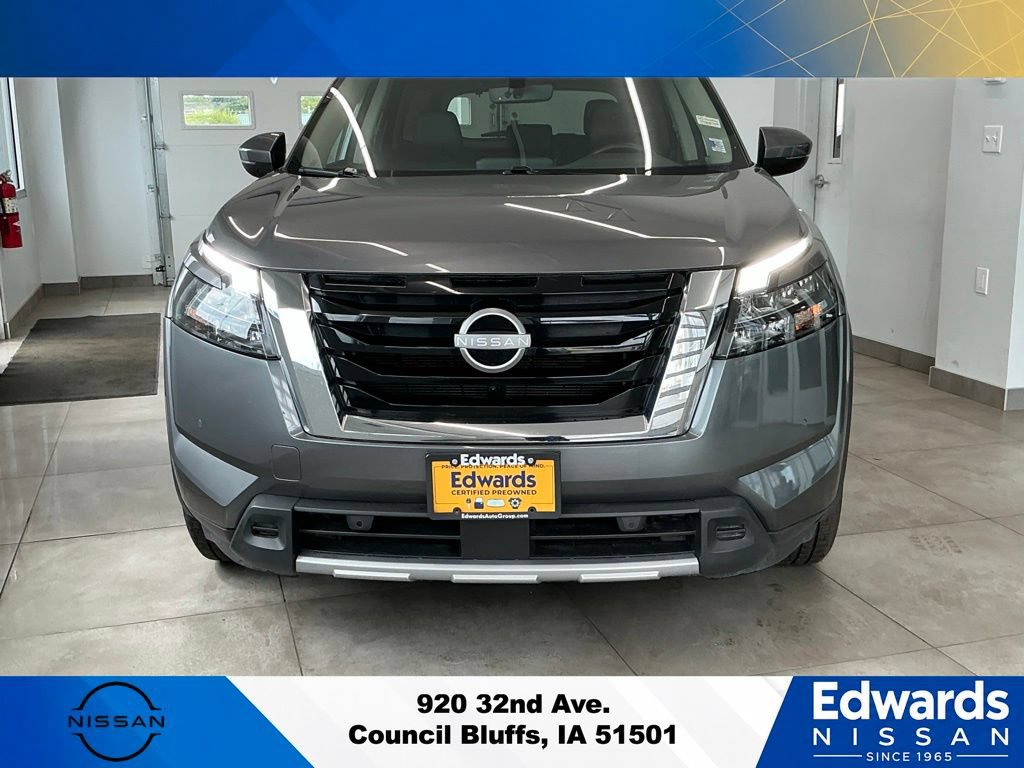 Used 2025 Nissan Pathfinder SL AWD/4WD image 3
