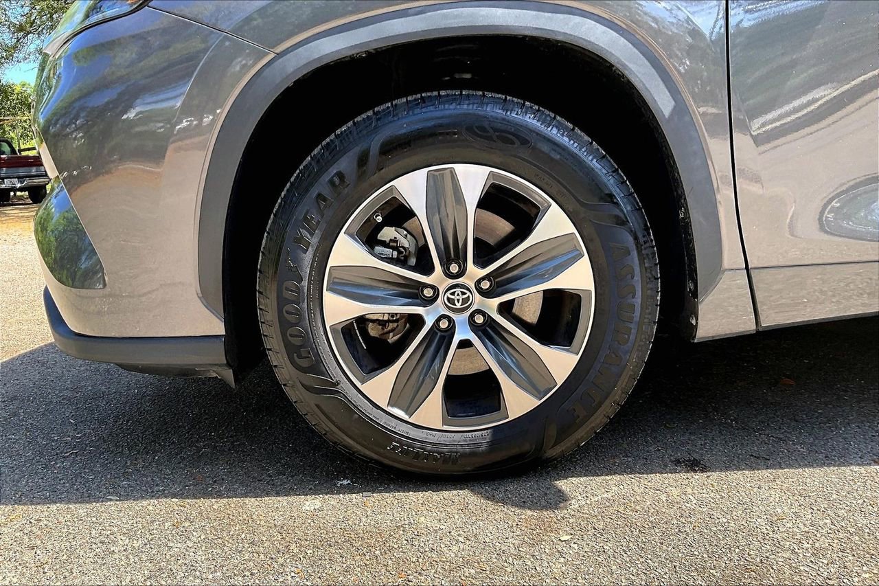 Used 2022 Toyota Highlander XLE image 35