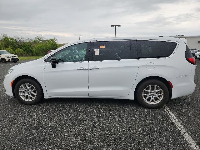 Used 2025 Chrysler Pacifica Select FWD image 4