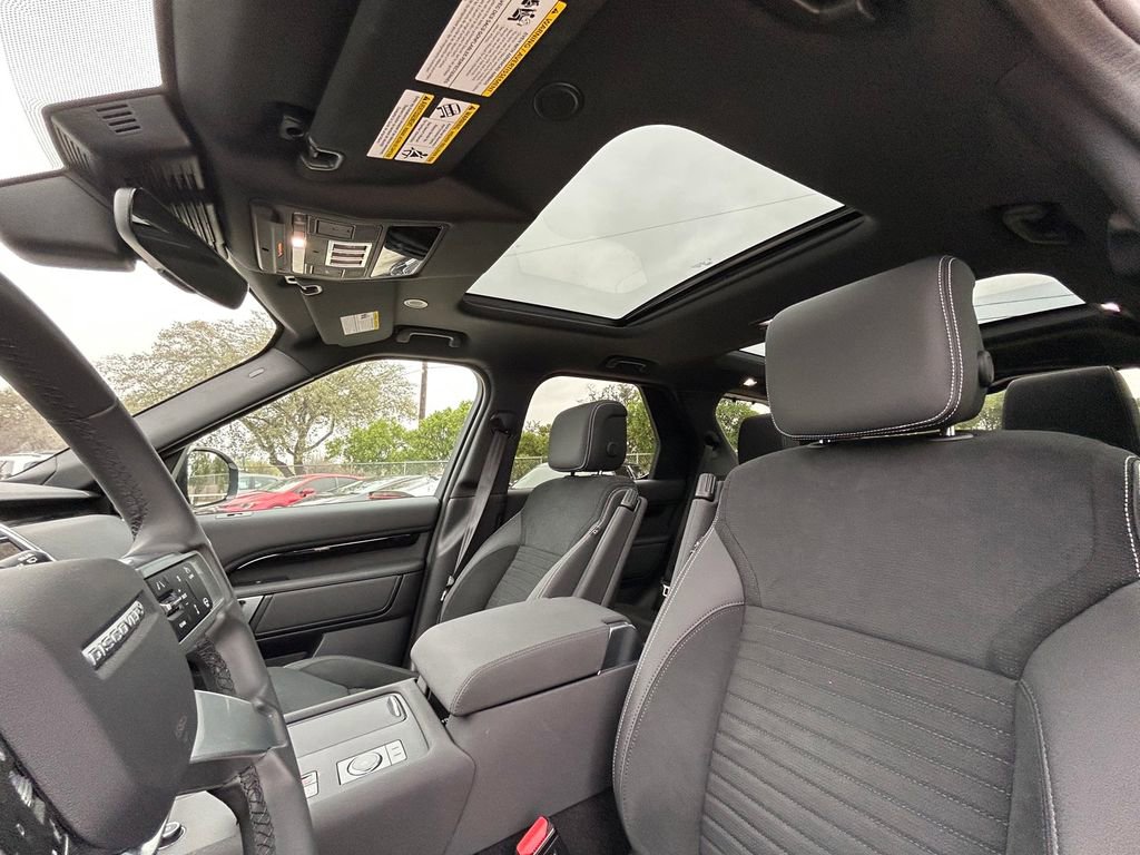 Used 2025 Land Rover Discovery S image 12