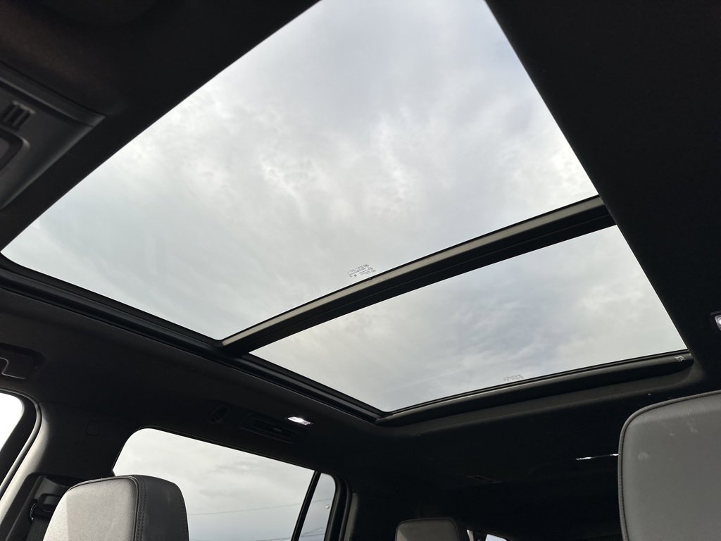 Used 2023 Chevrolet Suburban RST w/ Luxury Package image 23