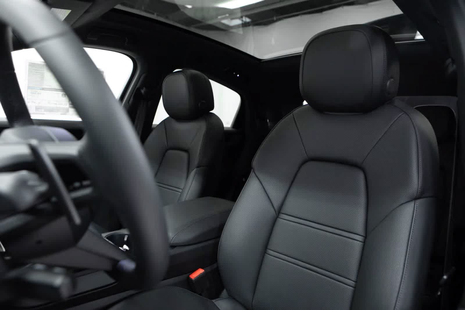 Certified 2026 Porsche Cayenne Coupe AWD/4WD image 5