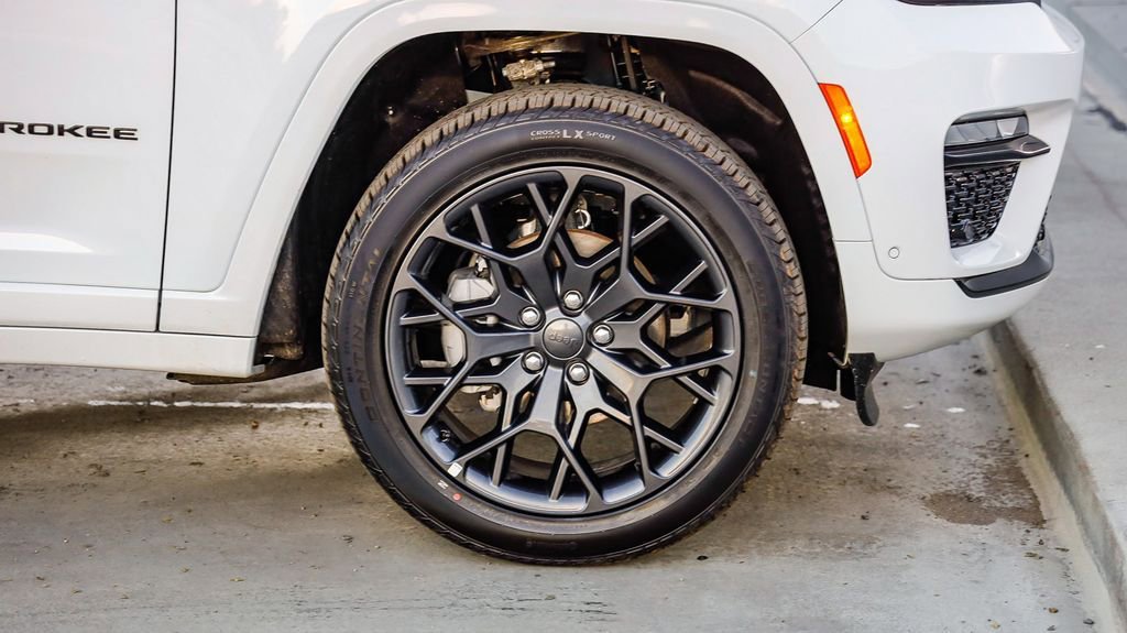 New 2025 Jeep Grand Cherokee Summit image 11