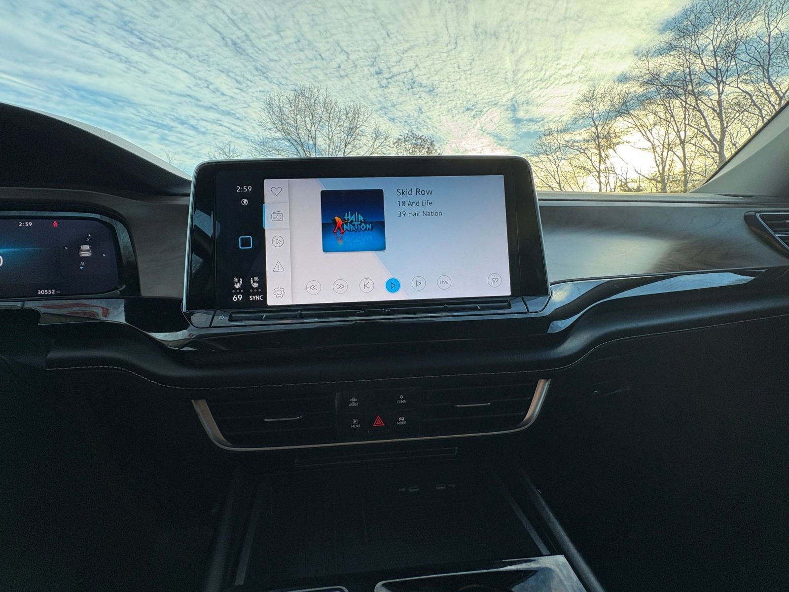 Used 2025 Volkswagen Atlas SE image 18