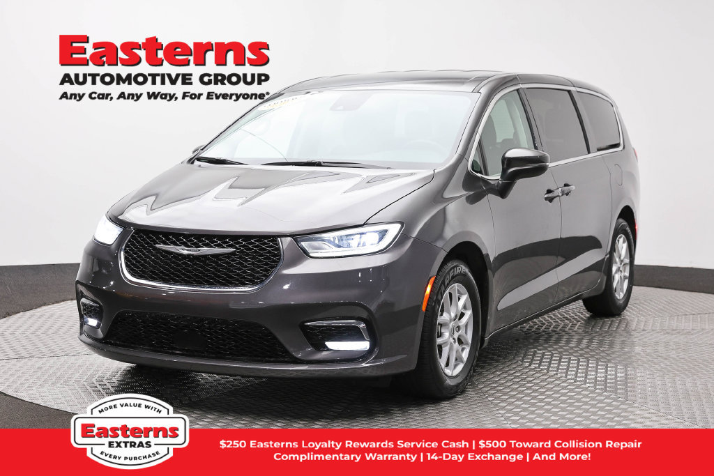 Used 2023 Chrysler Pacifica Touring-L FWD image 1