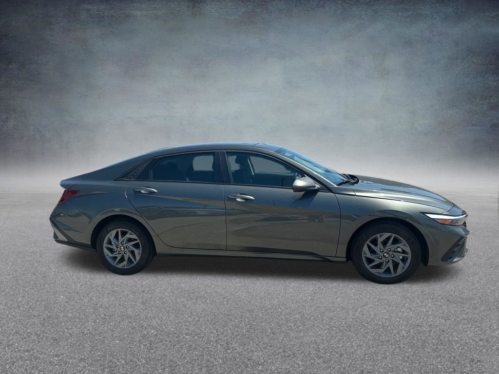 Used 2025 Hyundai Elantra Hybrid FWD image 7