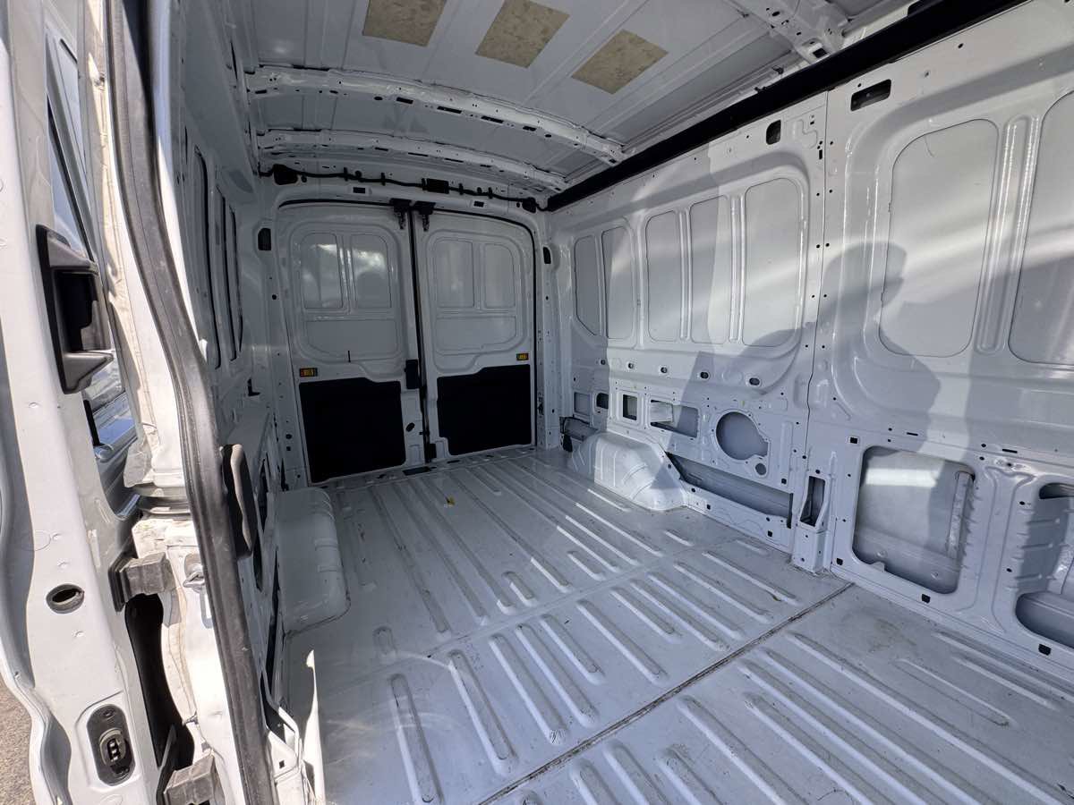 Used 2023 Ford E-Transit Medium Roof image 17