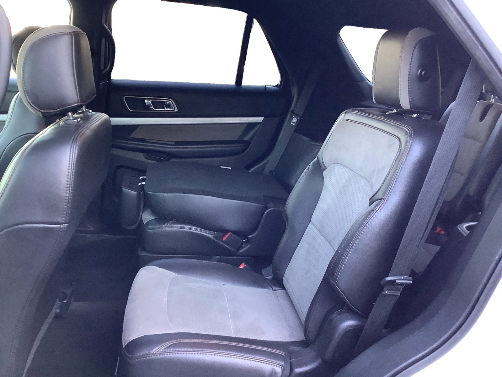 Used 2017 Ford Explorer XLT w/ Equipment Group 202A FWD image 13