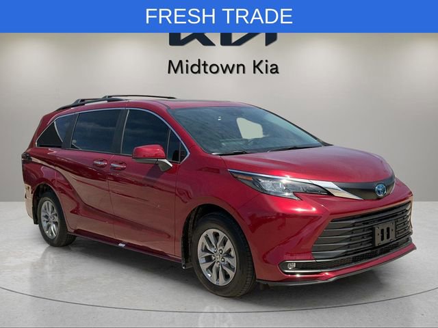Used 2025 Toyota Sienna XLE FWD image 1