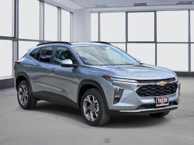 Used 2025 Chevrolet Trax LT FWD image 3