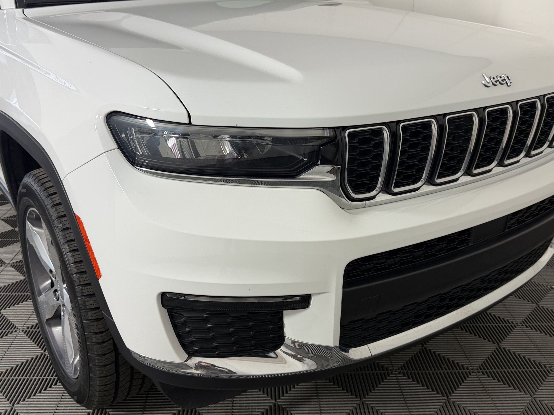 Used 2021 Jeep Grand Cherokee L Limited AWD/4WD image 12