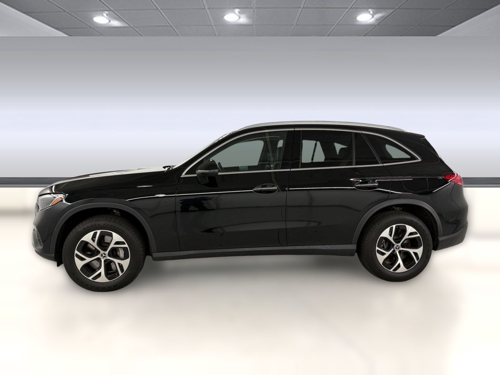 Used 2025 Mercedes-Benz GLC 350e 4MATIC image 2