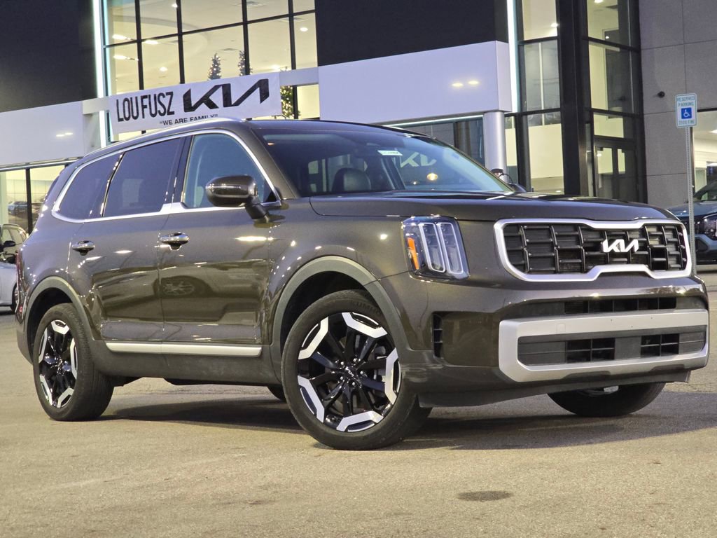 Used 2023 Kia Telluride S image 2