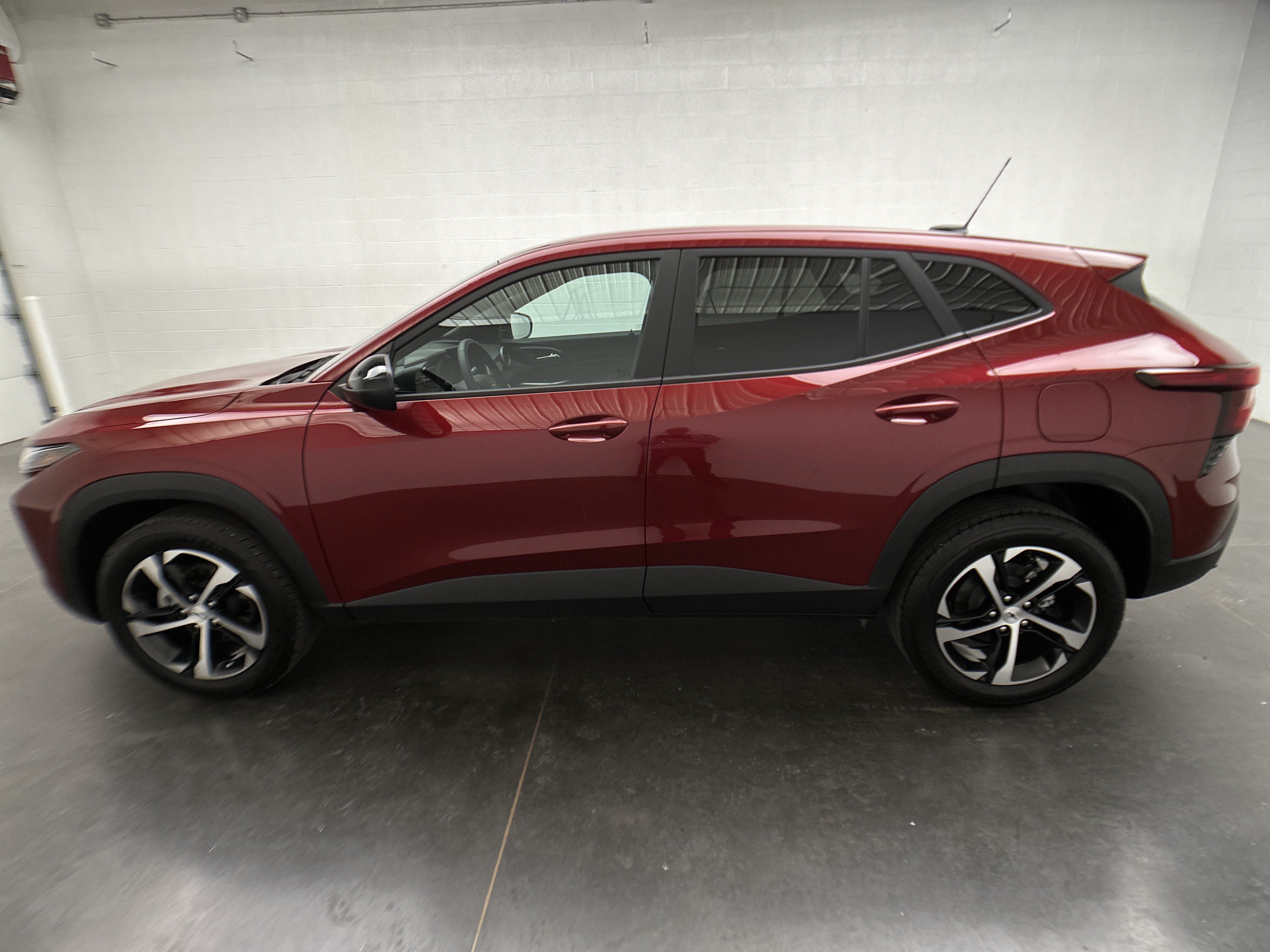 Used 2025 Chevrolet Trax RS FWD image 5