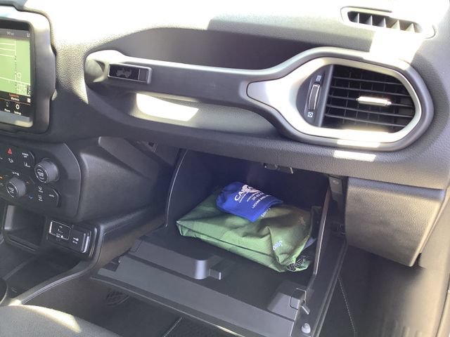 Used 2021 Jeep Renegade Latitude FWD image 40