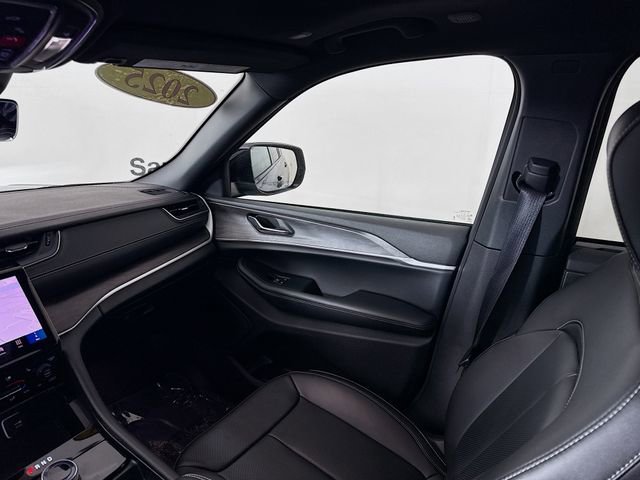 Used 2025 Jeep Grand Cherokee Limited w/ Luxury Tech Group II image 24