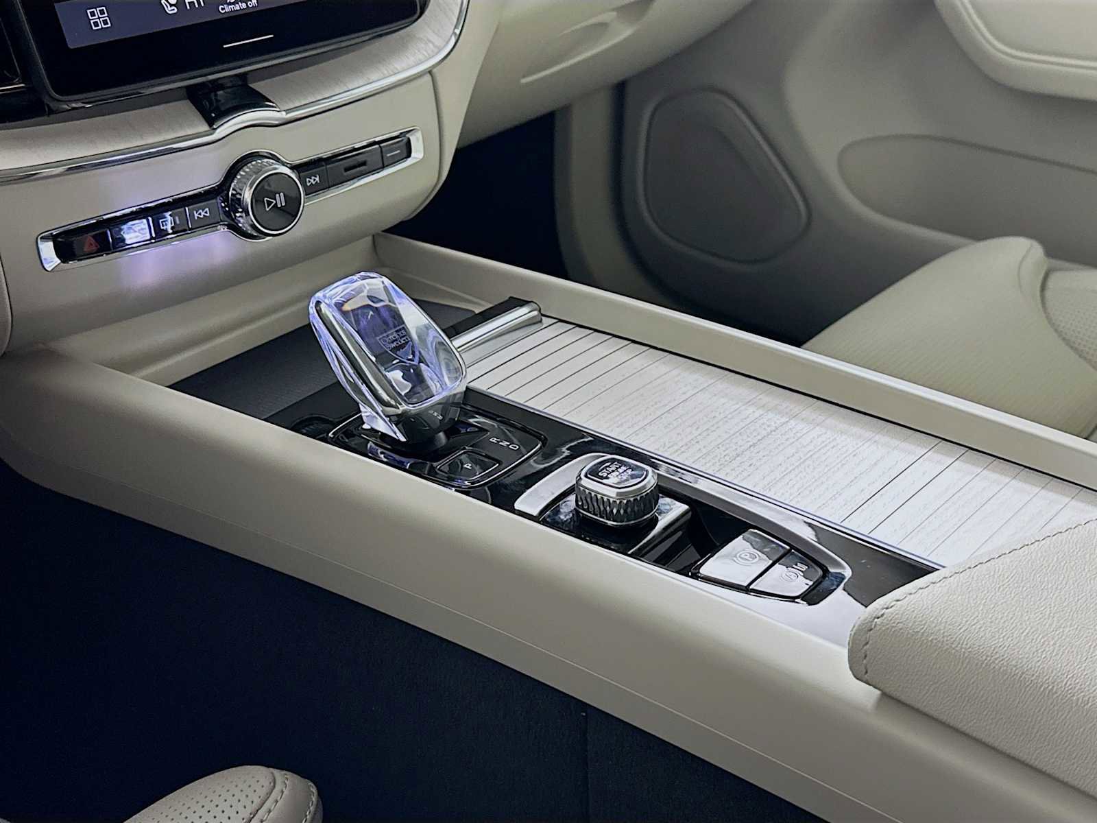 New 2026 Volvo XC60 B5 Ultra w/ Protection Package Premier image 16