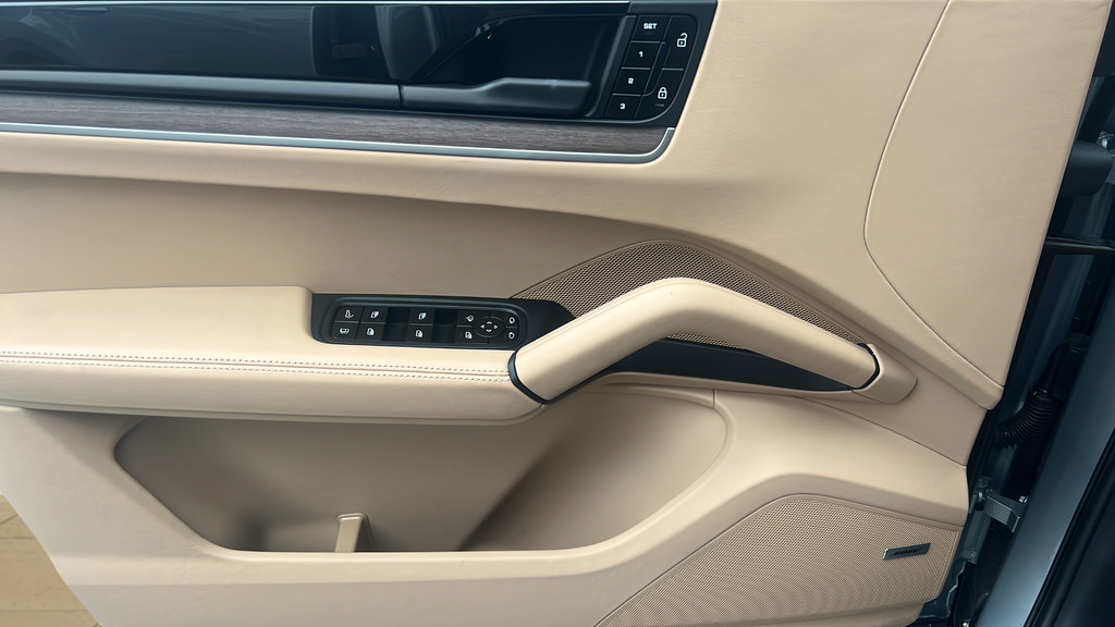 Certified 2025 Porsche Cayenne E-Hybrid AWD/4WD image 24