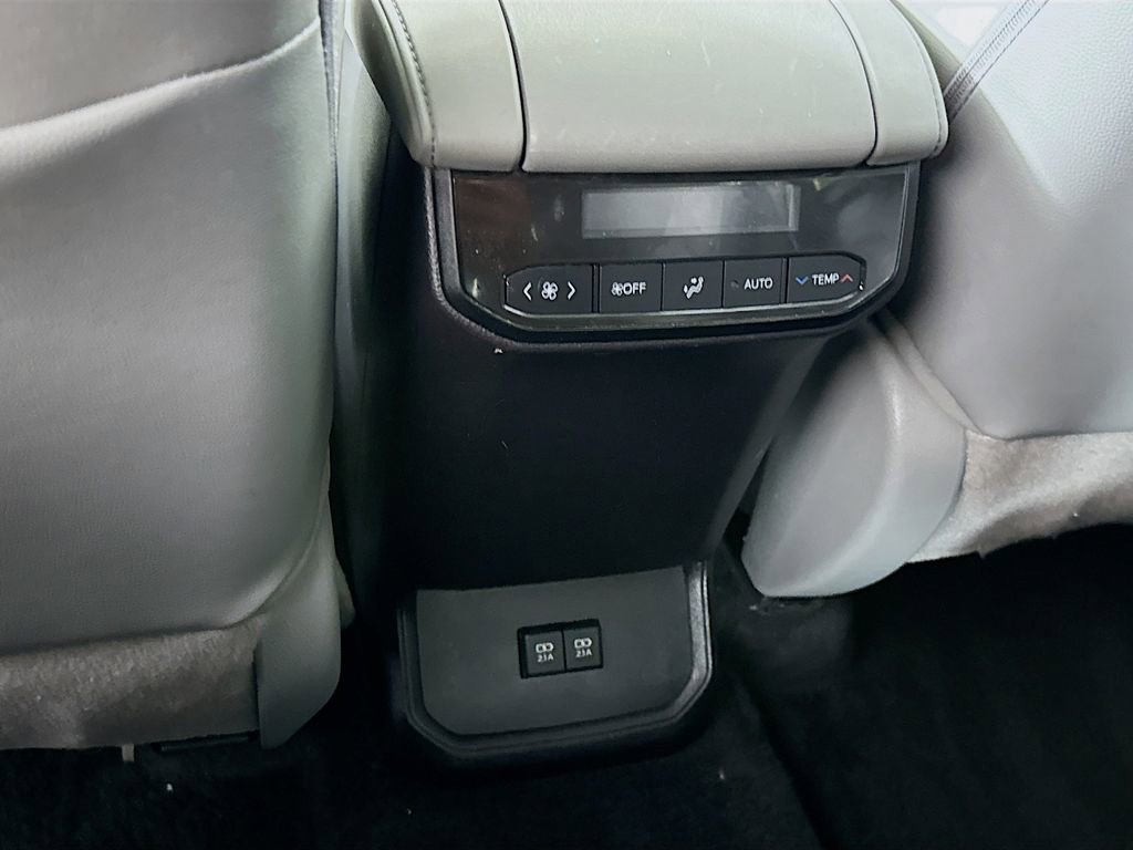 Used 2021 Toyota Highlander XLE image 28