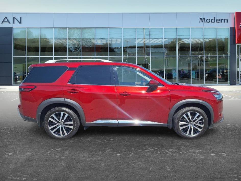 Used 2025 Nissan Pathfinder Platinum w/ Cargo Package FWD image 4
