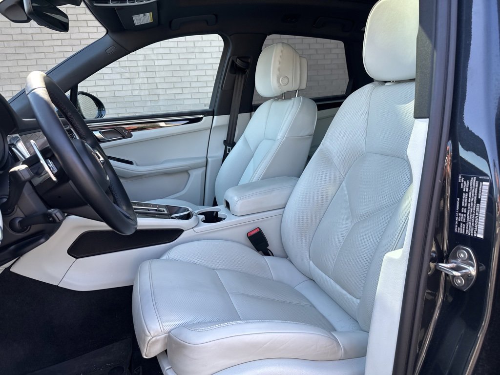 Used 2023 Porsche Macan Turbo image 8