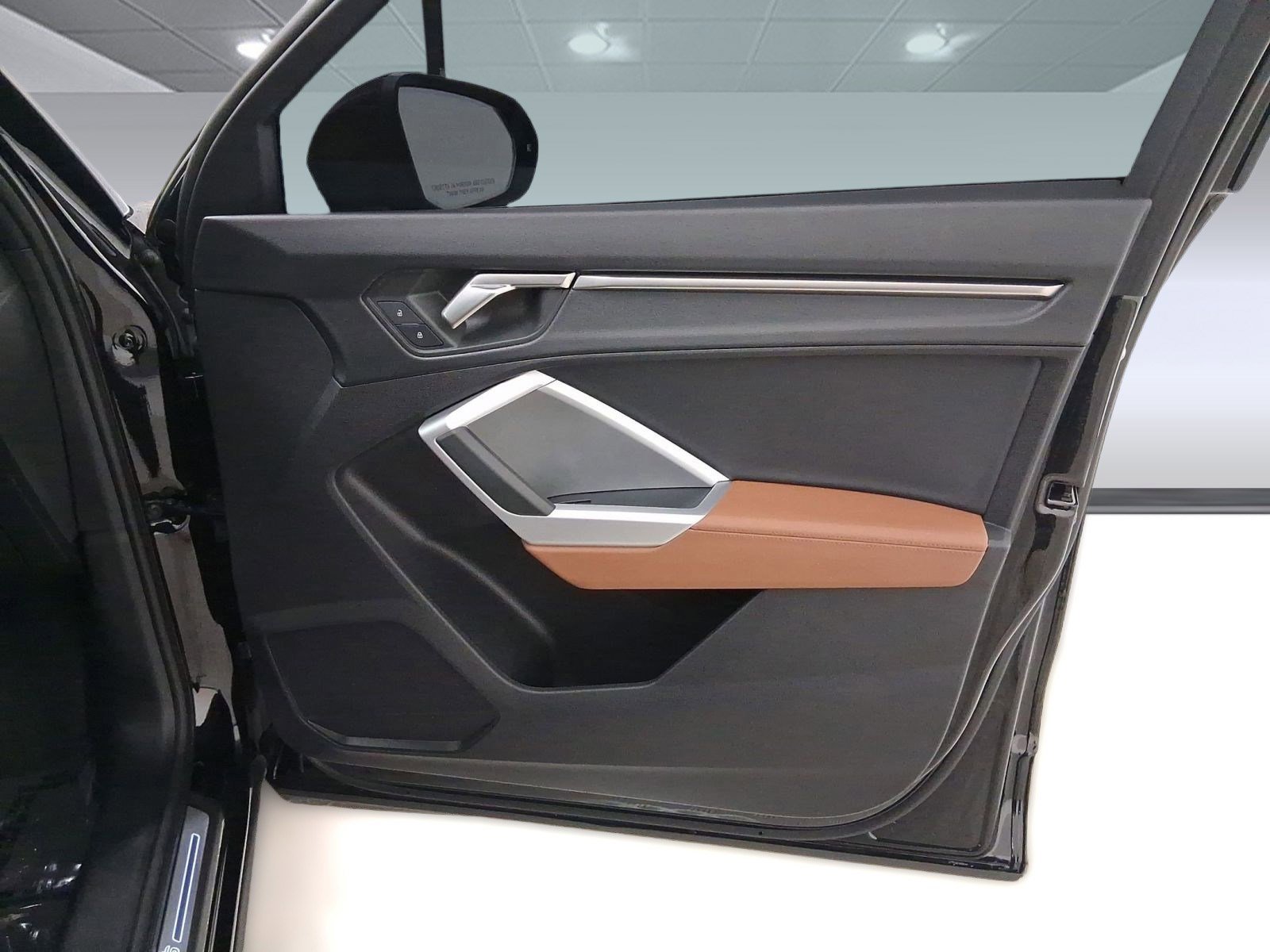 Used 2025 Audi Q3 2.0T Premium w/ Convenience Package image 21