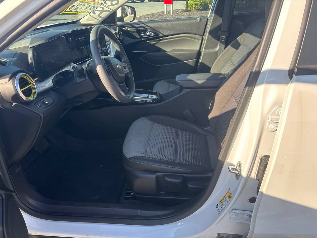 Used 2024 Chevrolet Trax LT FWD image 11