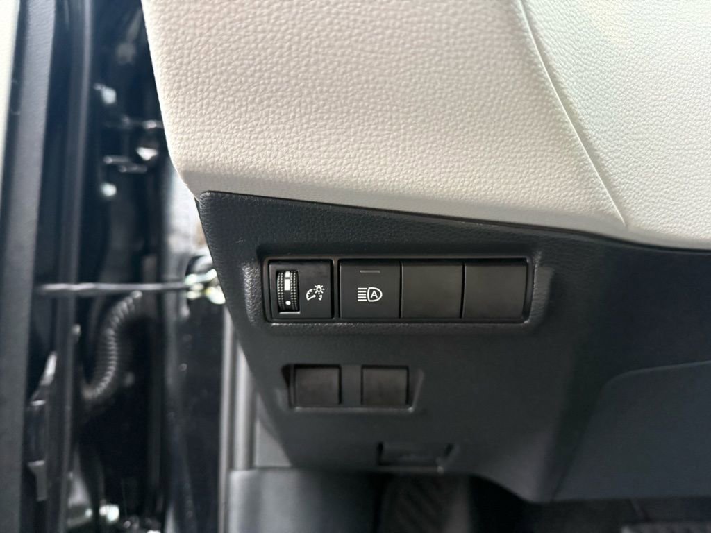 Used 2023 Toyota Corolla Cross L image 11