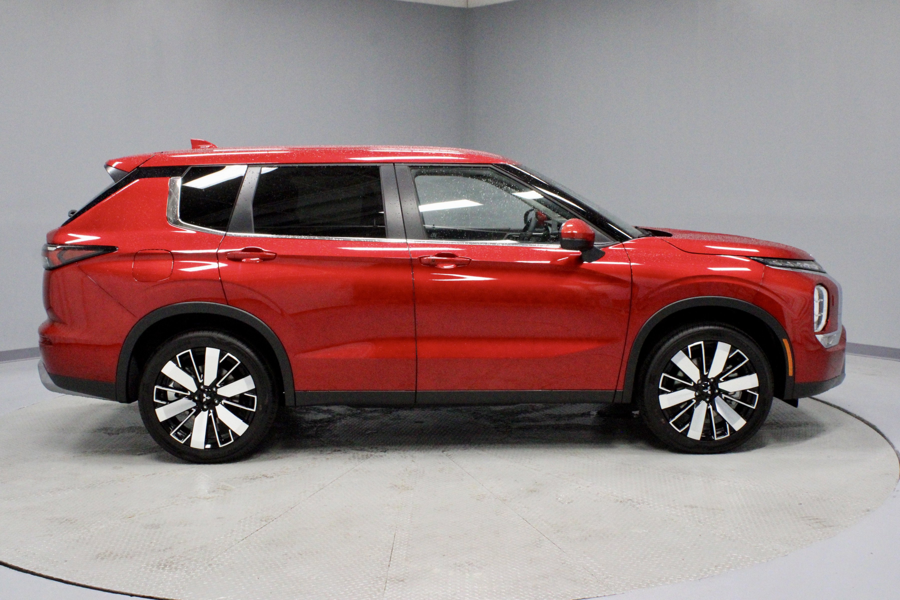 New 2025 Mitsubishi Outlander SE image 9