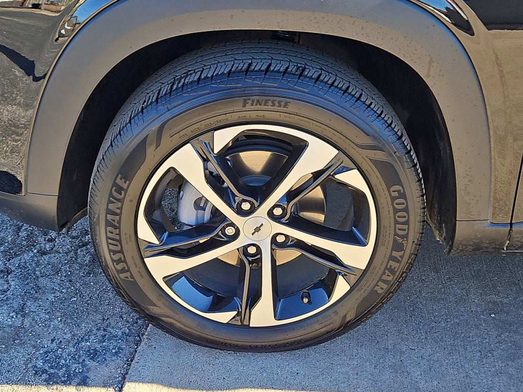 Used 2025 Chevrolet Trax RS w/ Driver Confidence Package image 14