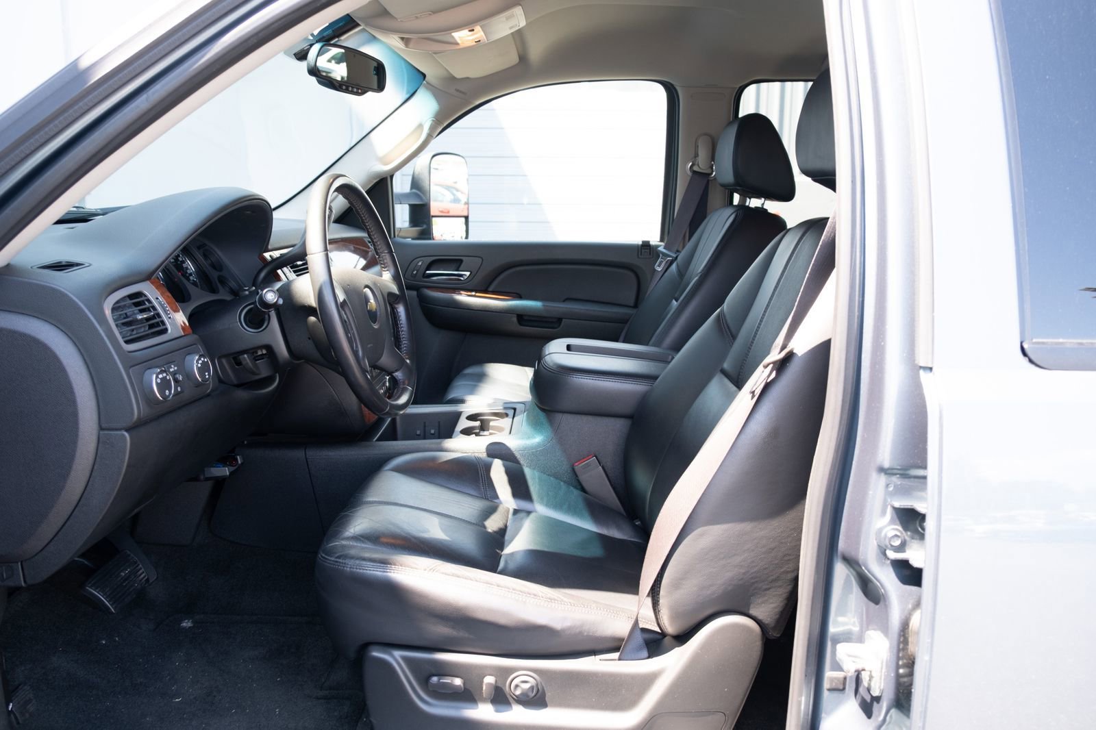 Used 2008 Chevrolet Suburban 2500 LT w/ LT Preferred Equipment Group AWD/4WD image 10