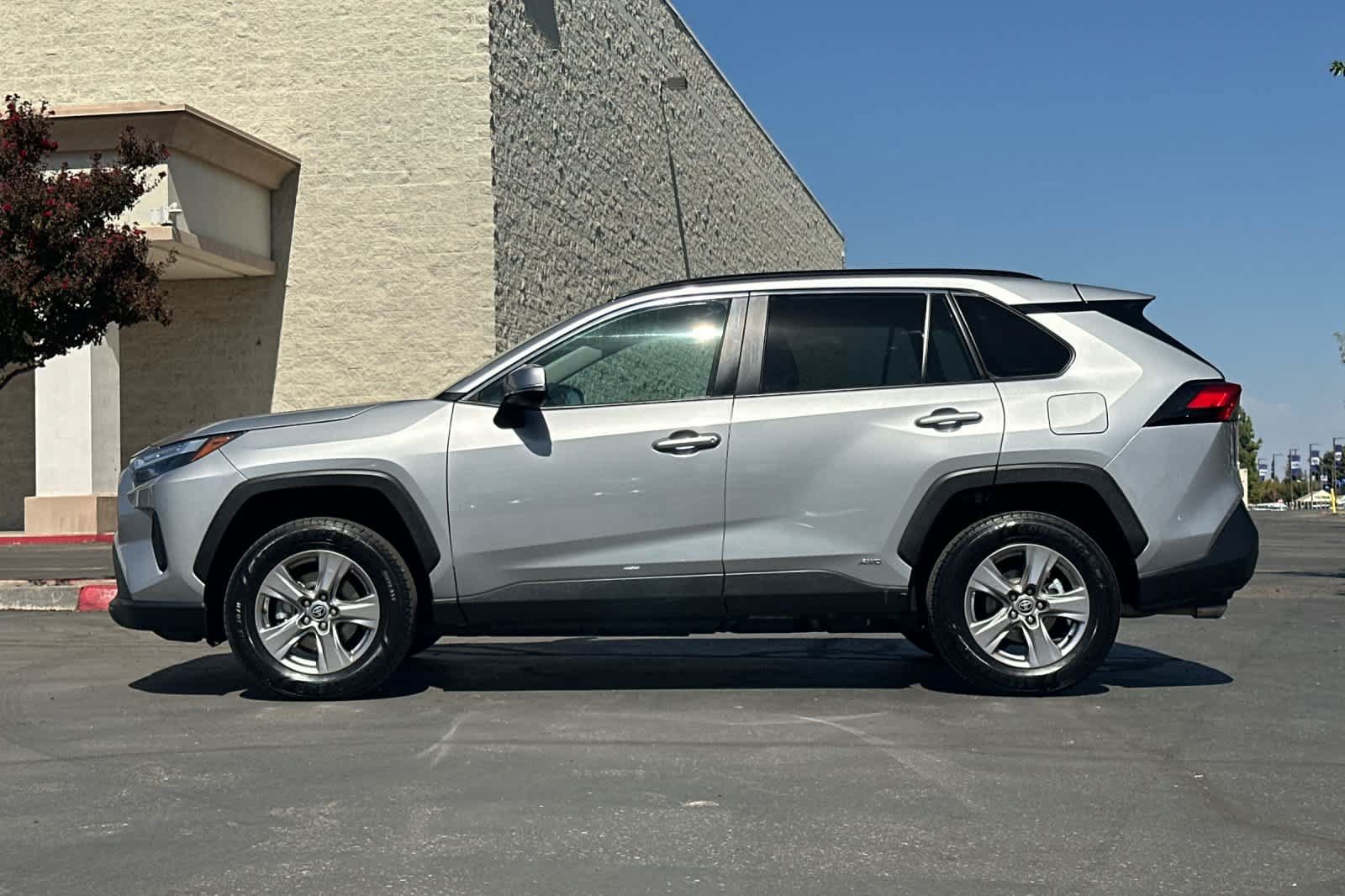 Used 2023 Toyota RAV4 XLE AWD/4WD image 5