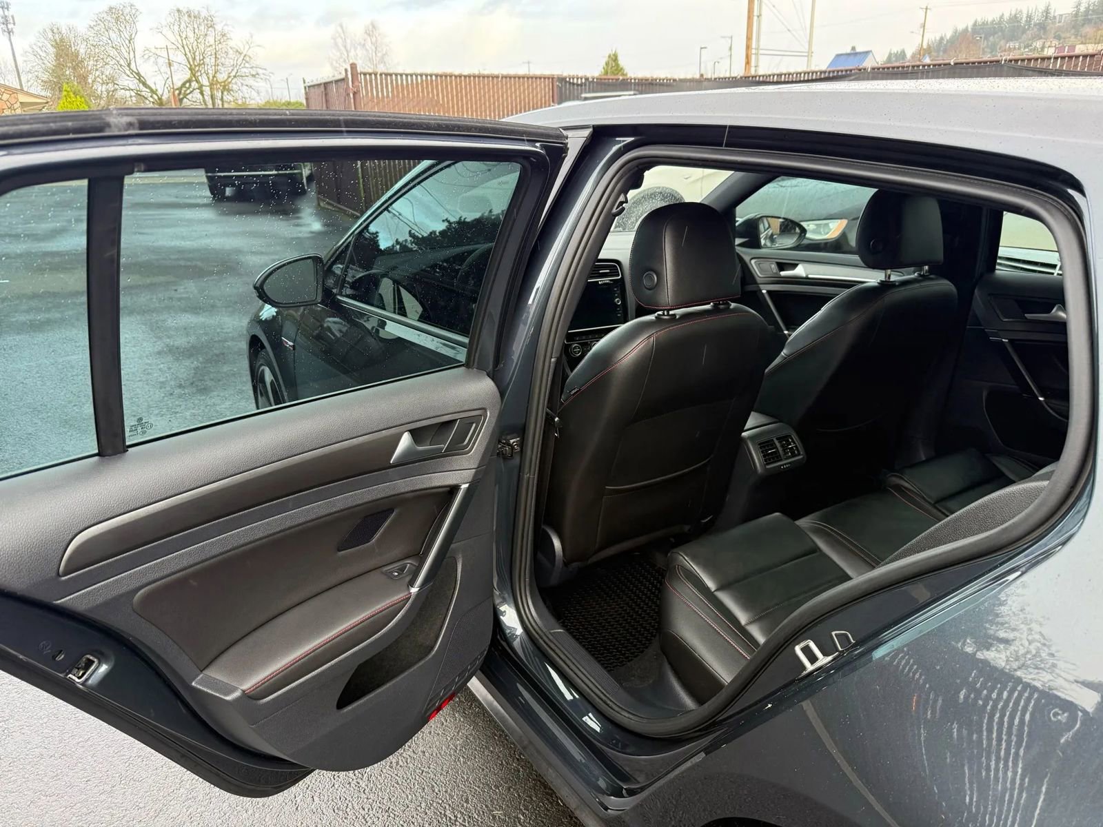Used 2019 Volkswagen Golf 4-Door image 10