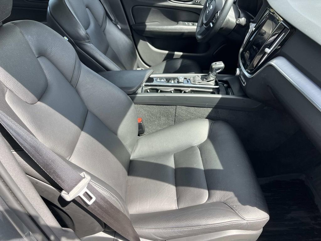 Used 2020 Volvo V60 T5 Momentum w/ Protection Package image 23