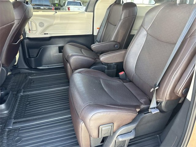 Used 2021 Toyota Sienna Platinum image 16