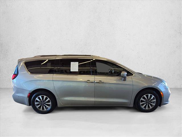 Used 2021 Chrysler Pacifica Touring-L w/ Uconnect Theater Family Group FWD image 4