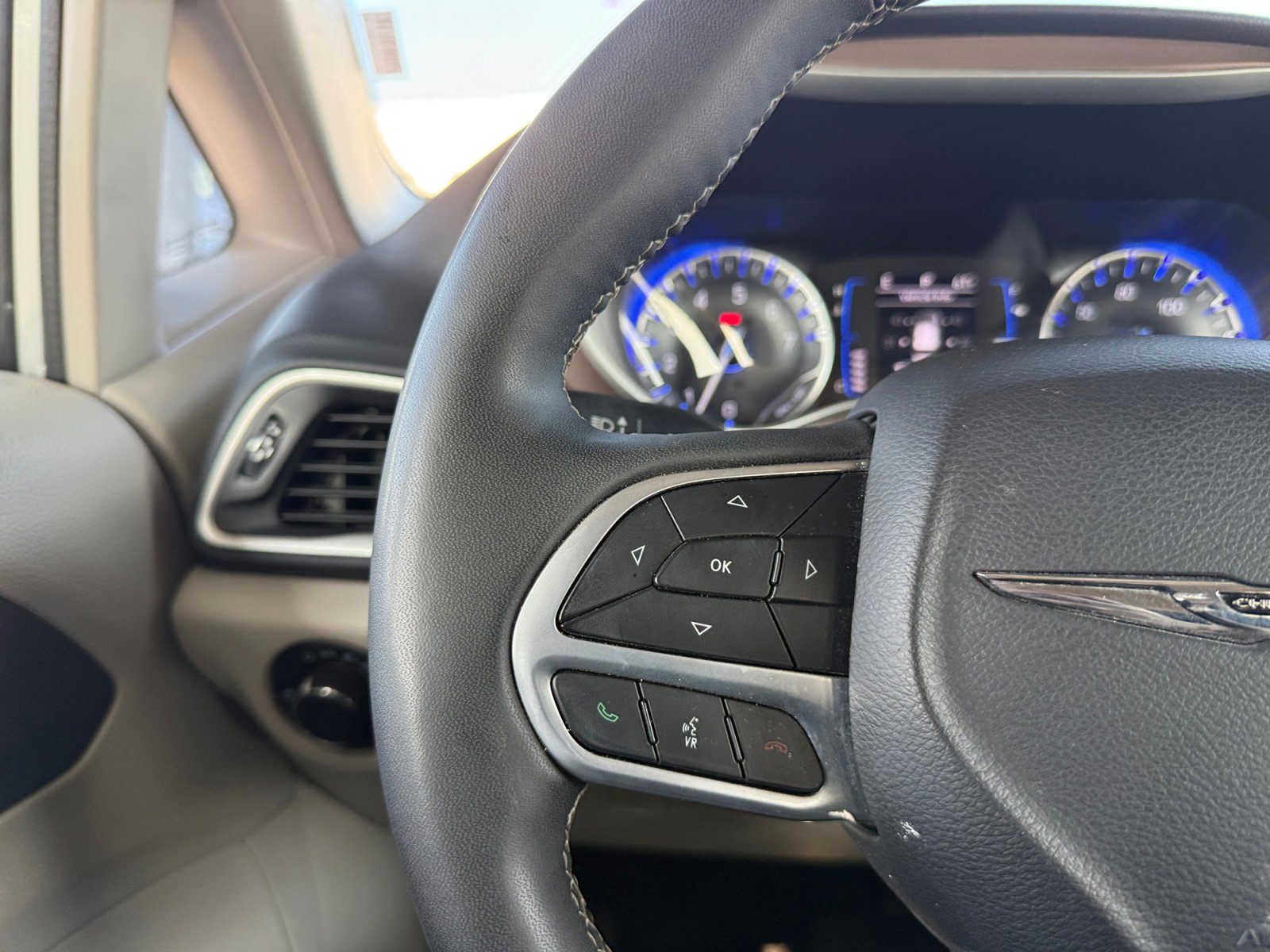 Used 2023 Chrysler Voyager LX FWD image 18